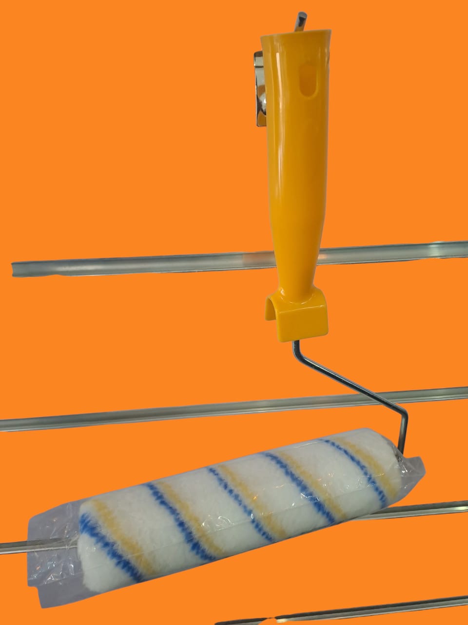 Paint roller with six inter-changeble rollers